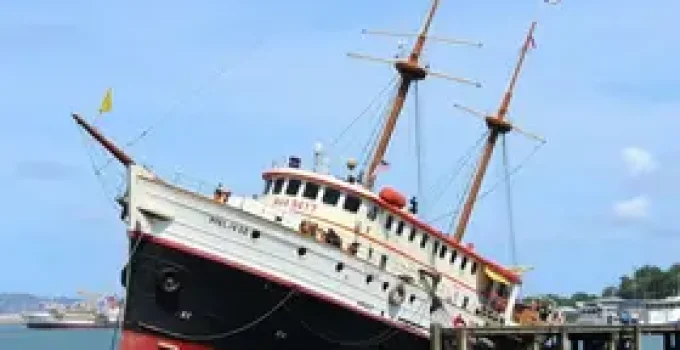 navio histórico que ficou inclinado em Santos