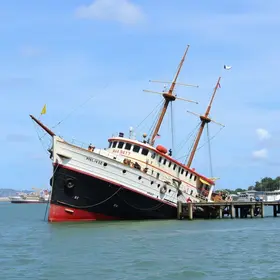 navio histórico que ficou inclinado em Santos