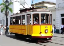 Bonde oferece roteiro histórico e atrações para crianças em Santos