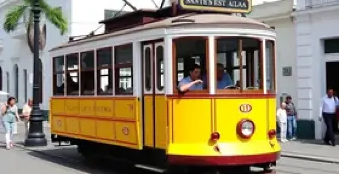 Bonde oferece roteiro histórico e atrações para crianças em Santos