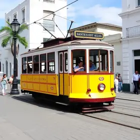 Bonde oferece roteiro histórico e atrações para crianças em Santos