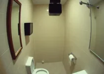 homem esconde celular para gravar mulheres