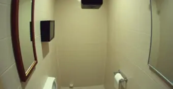 homem esconde celular para gravar mulheres