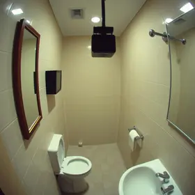 homem esconde celular para gravar mulheres