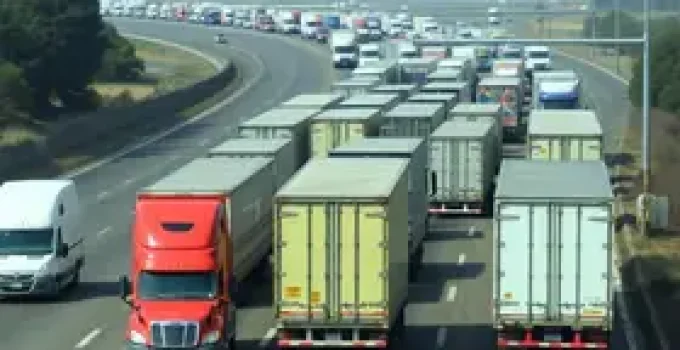 fila de caminhões