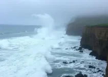mar agitado e chuva