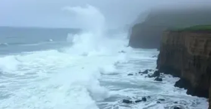 mar agitado e chuva
