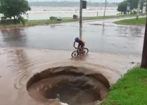 ciclista cai em buraco